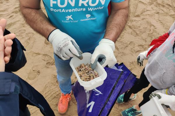 Realitzada la jornada de neteja de platja del Prat organitzada pel SostiBaix