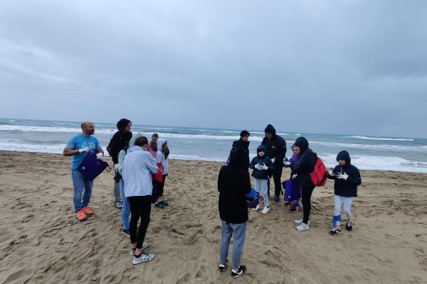 Realitzada la jornada de neteja de platja del Prat organitzada pel SostiBaix