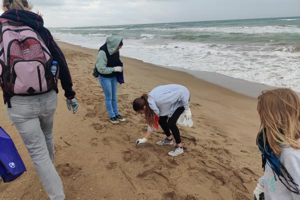 Realitzada la jornada de neteja de platja del Prat organitzada pel SostiBaix