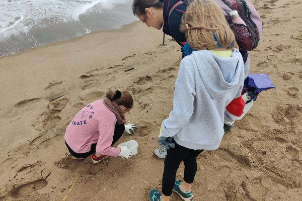 Realitzada la jornada de neteja de platja del Prat organitzada pel SostiBaix