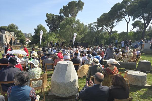 La Cripta Gaudí de la Colònia Güell acull més de 200 persones vestides d’època en la inauguració de la programació de fires modernistes a les comarques de Barcelona