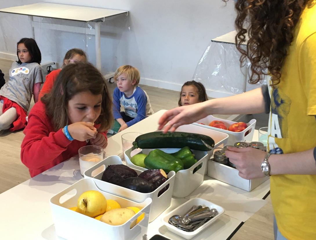 Mira, toca, olora, tasta i escolta el que menges